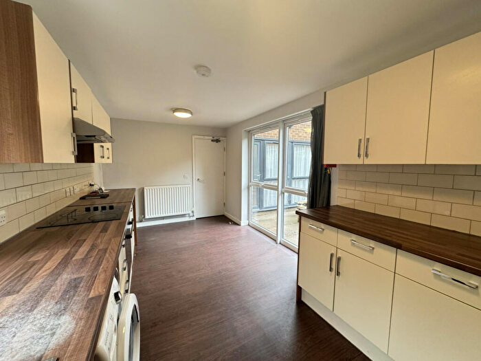 4 Bedroom Semi-Detached House To Rent In Shire Oak Road, Leeds, LS6