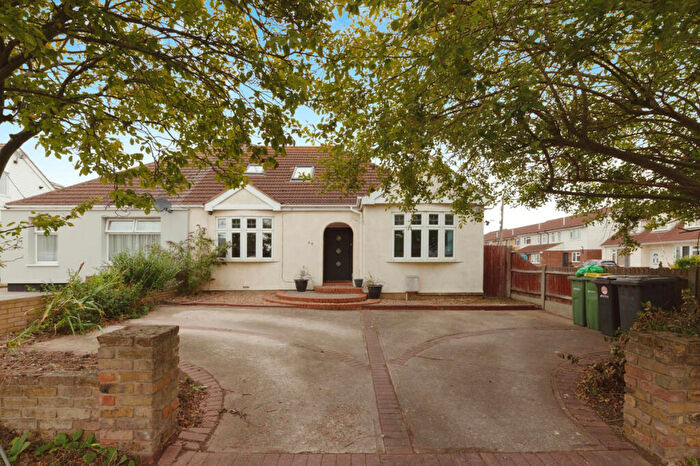 3 Bedroom Semi-Detached House For Sale In Queen Elizabeth Chase, Rochford, SS4