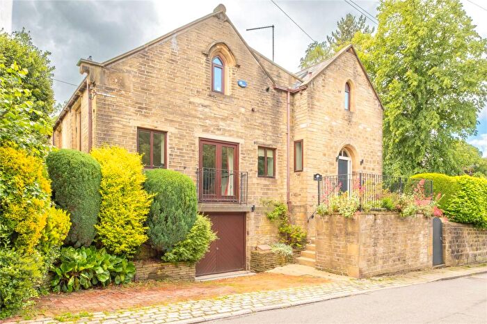 3 Bedroom Detached House For Sale In Netherton Fold, Huddersfield, HD4
