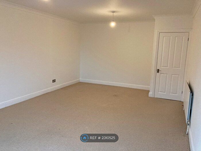 2 Bedroom Flat To Rent In Ashtree Court, St. Albans, AL1