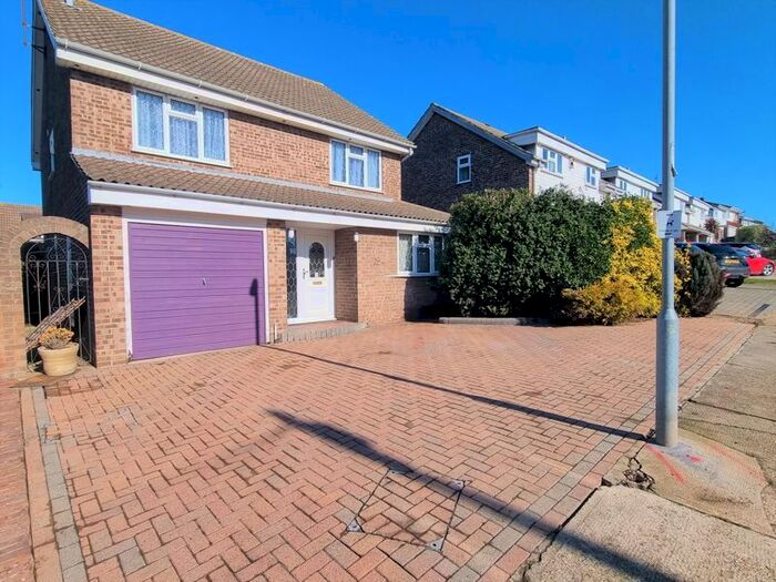 4 Bedroom Detached House For Sale In Woodside Avenue, Benfleet, SS7
