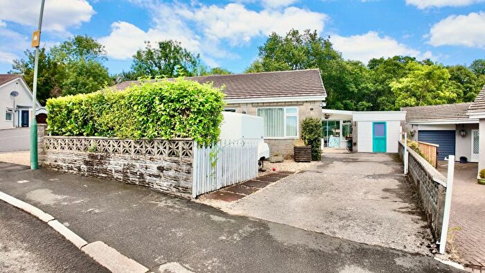 3 Bedroom Semi-Detached Bungalow For Sale In Woodland Drive, Crumlin, NP11