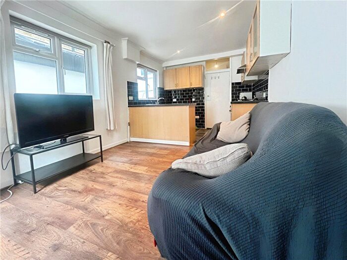 2 Bedroom Flat To Rent In Shorrolds Road, London, SW6