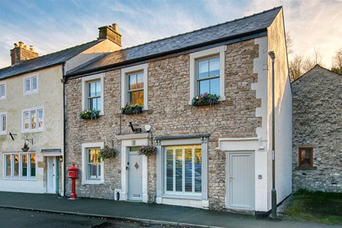 5 Bedroom Town House For Sale In Commercial Road, Tideswell, Buxton, SK17