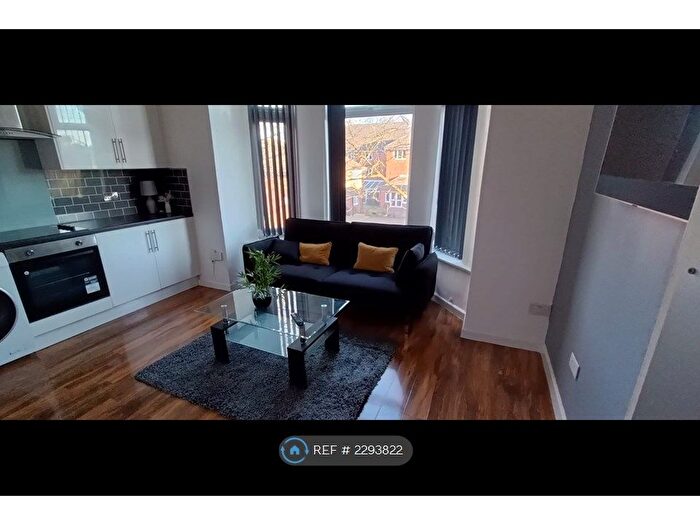 3 Bedroom Flat To Rent In Polygon Road, Manchester, M8