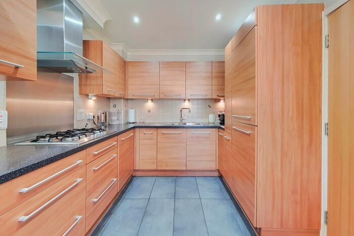 4 Bedroom Town House To Rent In Ballinger Way, Northolt, UB5