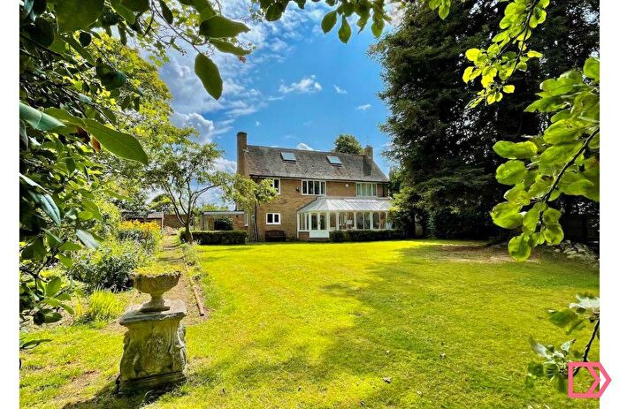 4 Bedroom Detached House To Rent In Redwood Berry Hill, Maidenhead, Buckinghamshhire, SL6