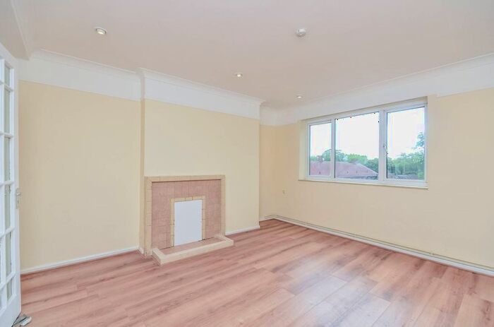 3 Bedroom Flat To Rent In Woodfarrs, Camberwell, London, SE5