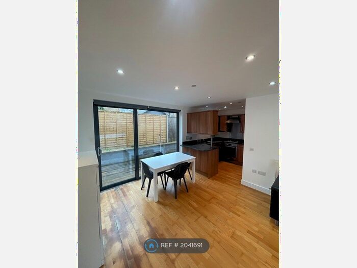 2 Bedroom Terraced House To Rent In Lincoln Mews, London, N15