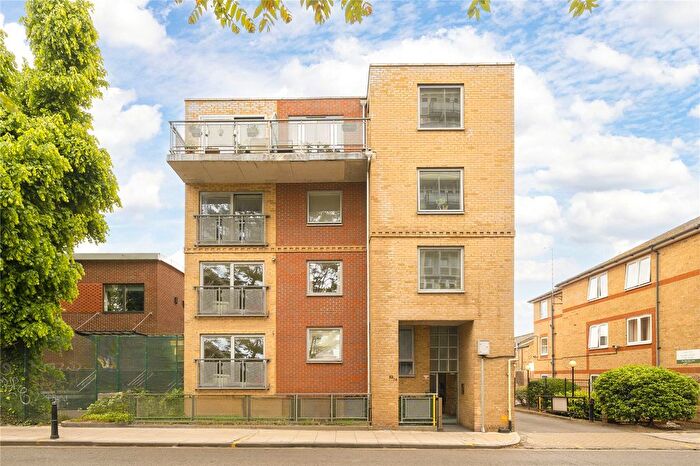 2 Bedroom Flat To Rent In Globe Road, Stepney Green, London, E1