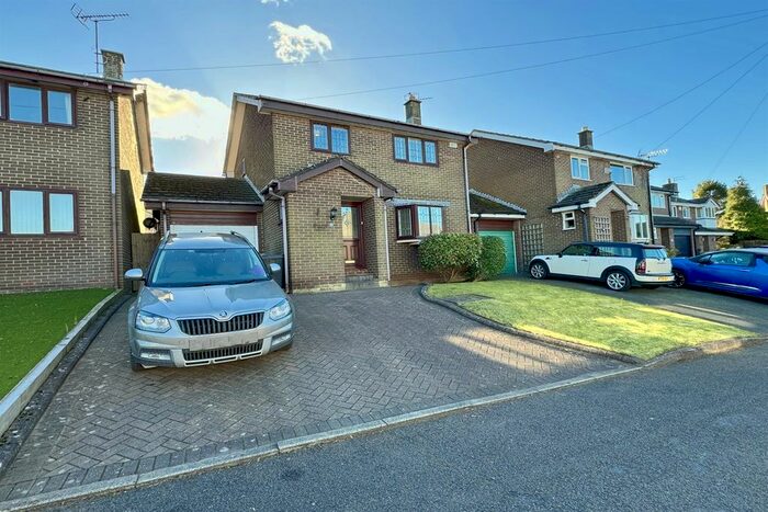 3 Bedroom Detached House For Sale In Storth Bank, Glossop, SK13