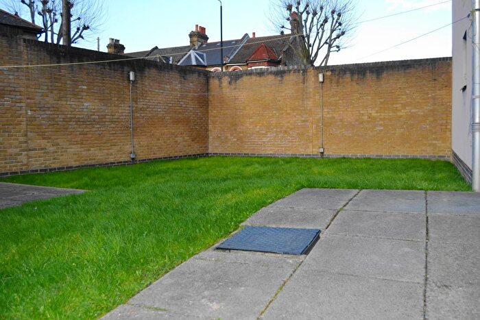 2 Bedroom Flat To Rent In Rabbits Road, Manor Park, E12