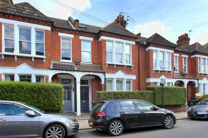 2 Bedroom Flat To Rent In Hazelbourne Road, Clapham South, London, SW12