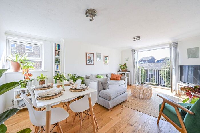 2 Bedroom Flat To Rent In Fawley Lodge, Isle Of Dogs, London, E14