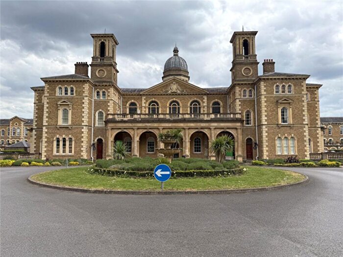 2 Bedroom Apartment To Rent In Royal Drive, London, N11