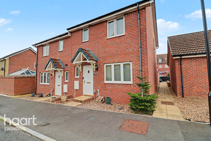 3 Bedroom Semi-Detached House For Sale In Kurmanski Close, Swindon, SN25