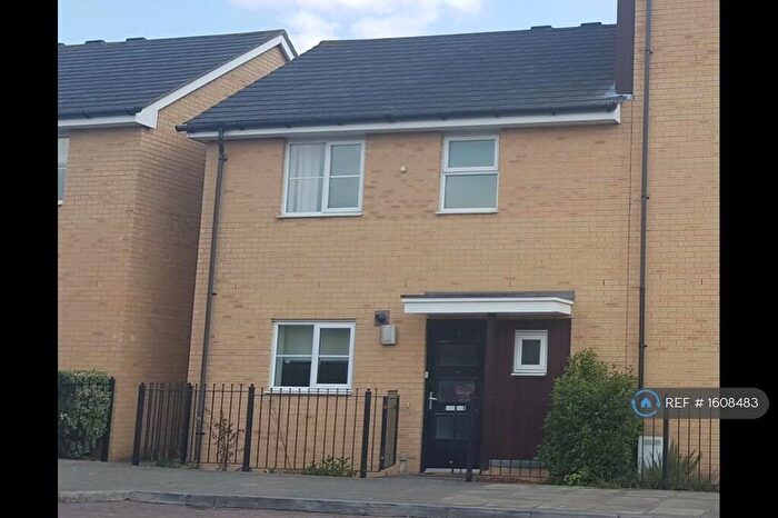 2 Bedroom Semi-Detached House To Rent In Drake Way, Reading, RG2