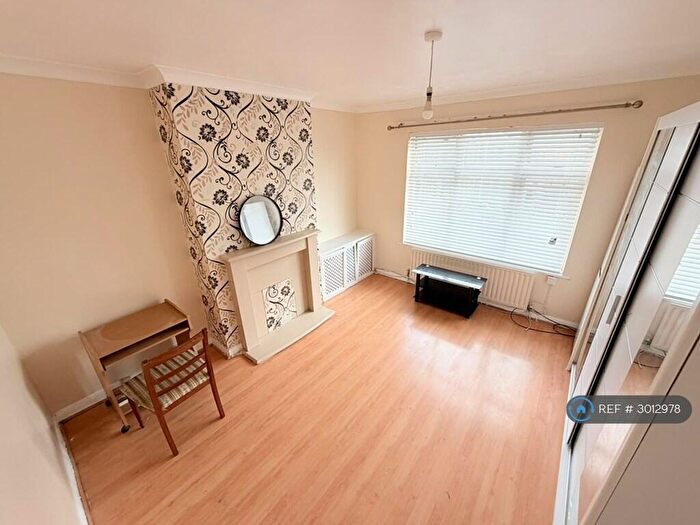 3 Bedroom Flat To Rent In East Road, Romford, RM6