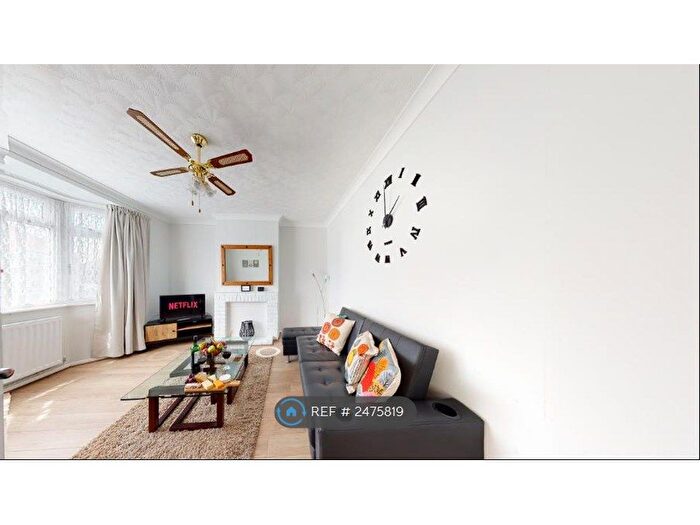 3 Bedroom Semi-Detached House To Rent In Chesterfield Drive, Ipswich, IP1