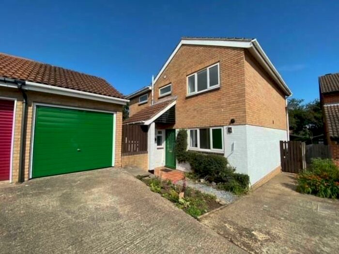 3 Bedroom House To Rent In Craiglands, St. Albans, AL4