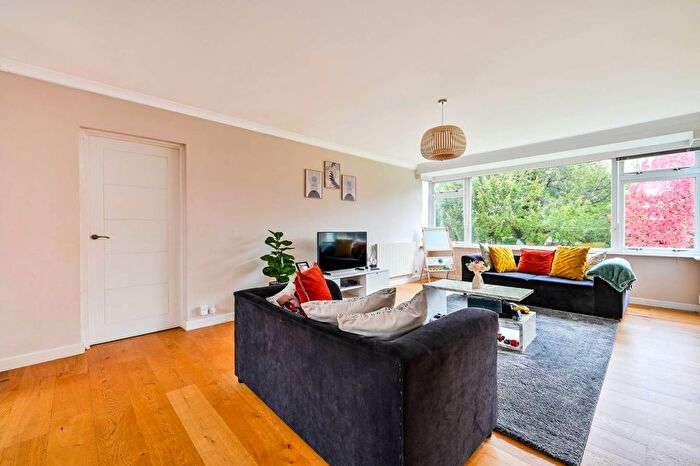 3 Bedroom Flat For Sale In St Margarets, Guildford, GU1