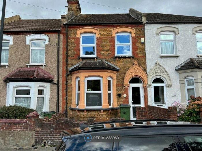 3 Bedroom Terraced House To Rent In Chestnut Rise, London, SE18
