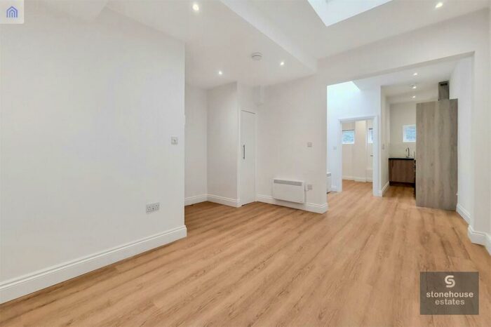 1 Bedroom Apartment To Rent In Bowmans Mews, Holloway Road, London, N7