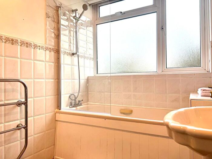 2 Bedroom Flat To Rent In Cornwall Road, Hatch End, HA5