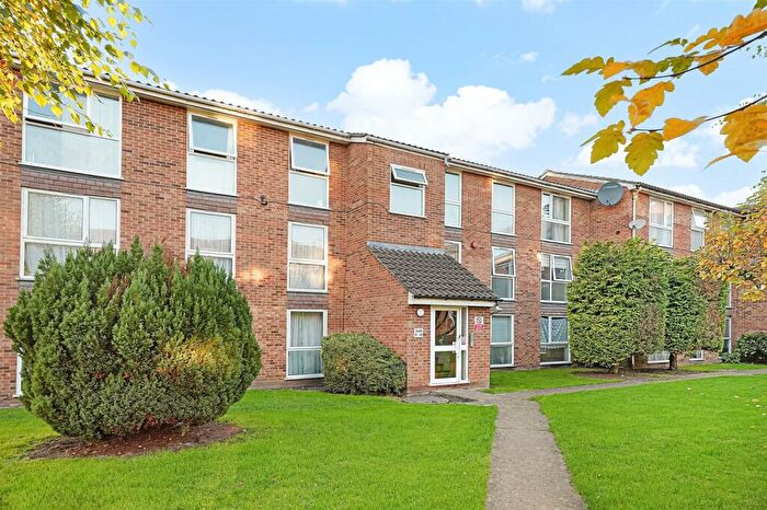 2 Bedroom Apartment To Rent In Shurland Avenue, East Barnet, EN4