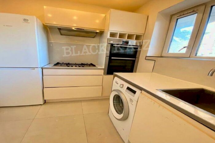 1 Bedroom Flat To Rent In Lochinvar Street, SW12