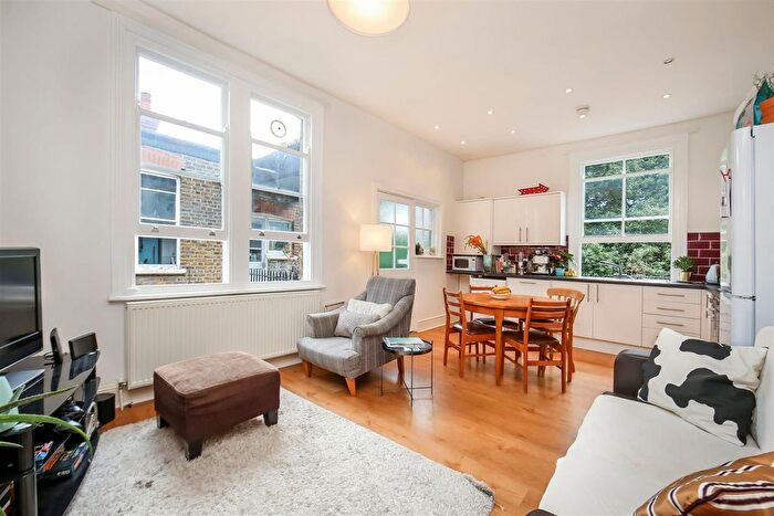 3 Bedroom Flat To Rent In Cranworth Gardens, SW9