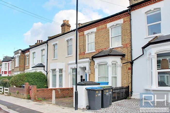 Apartment To Rent In Whittington Road, Bounds Green, London, N22