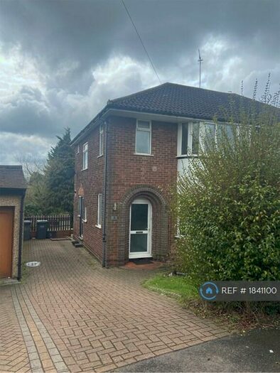 3 Bedroom Semi-Detached House To Rent In Hollybush Road, Luton, LU2