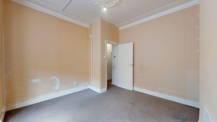 3 Bedroom Block Of Flats For Sale In Isla Road, London, SE18