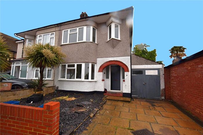 3 Bedroom End Of Terrace House To Rent In Bishops Avenue, Romford, RM6