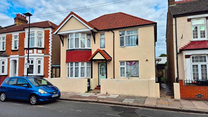 2 Bedroom Maisonette To Rent In Standard Road, Hounslow, TW4