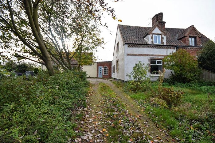 4 Bedroom Semi-Detached House For Sale In Main Road, Utterby, LN11