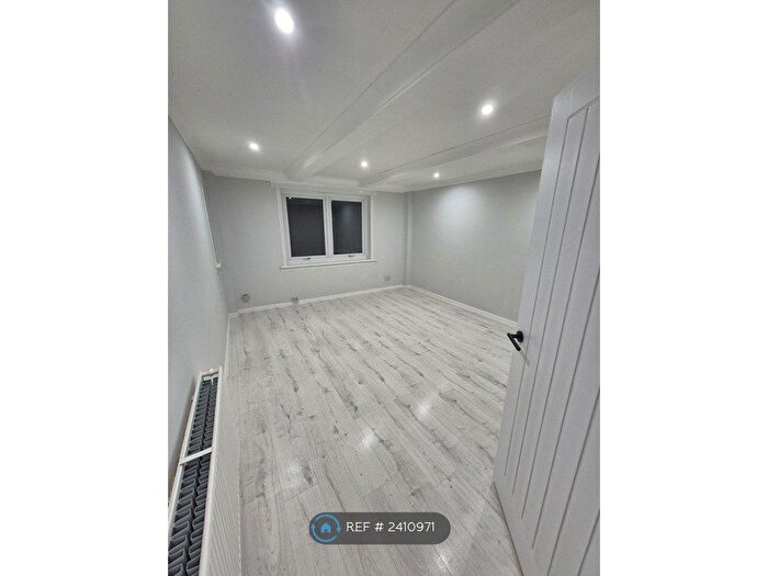 2 Bedroom Flat To Rent In Carron Place, Glasgow, G22