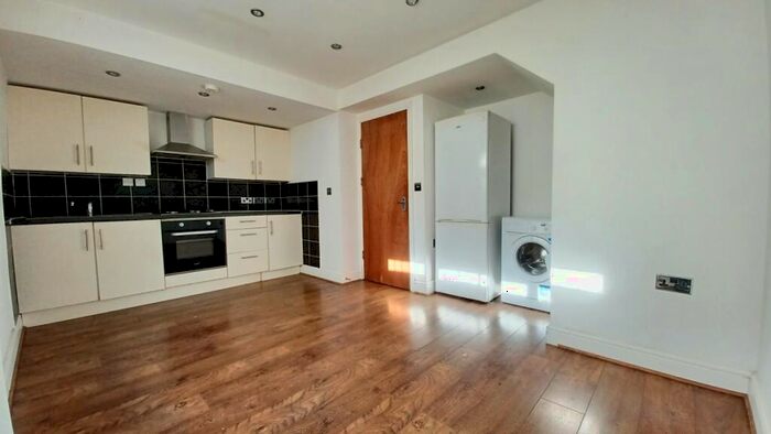 1 Bedroom Flat To Rent In Median Road, Clapton, E5