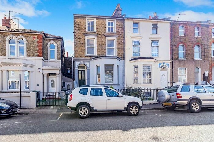 1 Bedroom Flat To Rent In Darnley Street, Gravesend, Kent, DA11