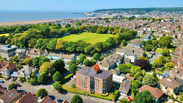 2 Bedroom Flat For Sale In Clarence Road East, Weston-Super-Mare - Lovely Views, BS23
