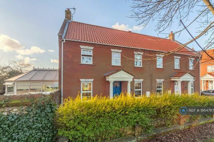 4 Bedroom Semi-Detached House To Rent In Norwich Road, Holt, NR25