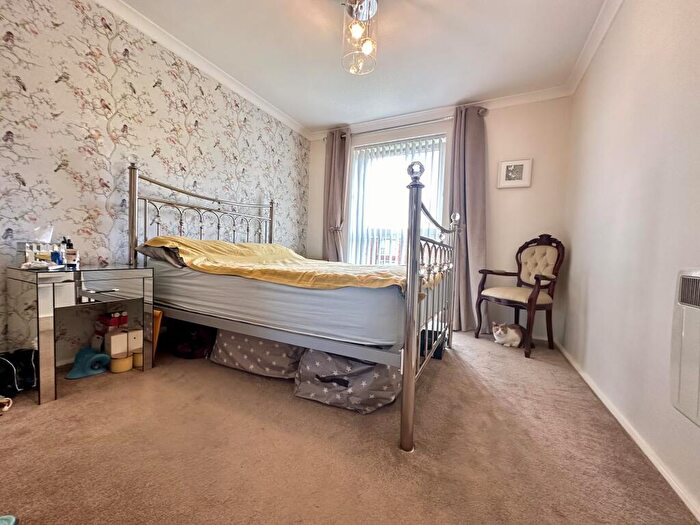 2 Bedroom Flat For Sale In Lidgett Park Court, Roundhay, Leeds, LS8