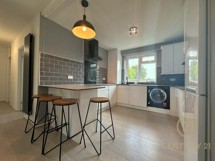 3 Bedroom Apartment To Rent In Kingsnympton Park Kingston Upon Thames, KT2
