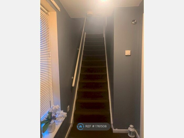 3 Bedroom Semi-Detached House To Rent In Honeysuckle Drive, Dewsbury, WF12