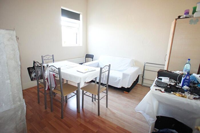 2 Bedroom Flat To Rent In Romford Road, Forest Gate, Newham, London, E7