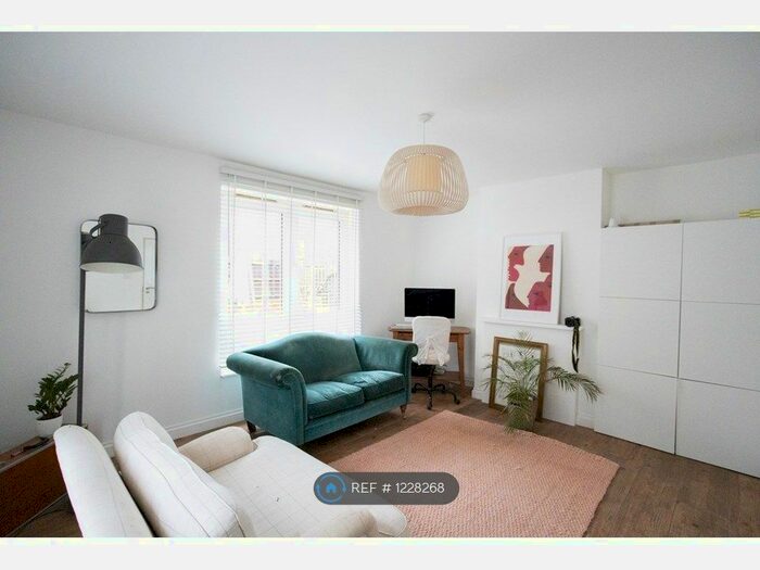 3 Bedroom Semi-Detached House To Rent In High Level Drive, Sydenham SE26