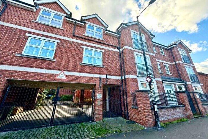 2 Bedroom Flat To Rent In - Beech Road, Manchester, M21
