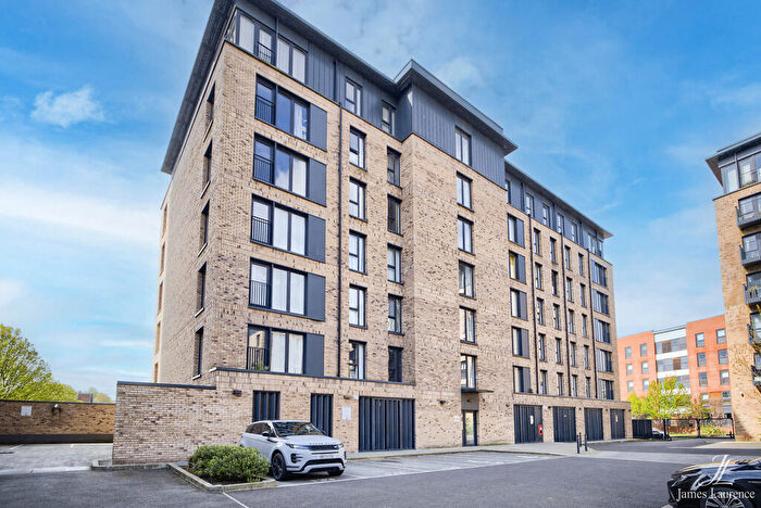 2 Bedroom Flat To Rent In Washington Apartments, Lexington Gardens, Park Central, B15