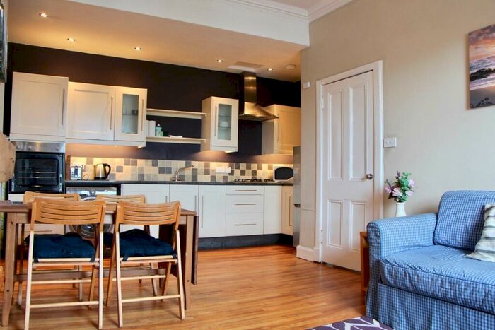 1 Bedroom Flat To Rent In Logie Green Road, Canonmills, Edinburgh, EH7